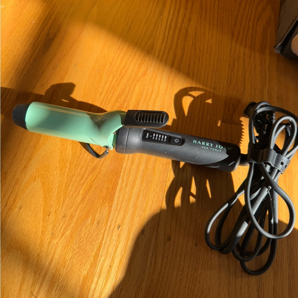 Harry Josh travel curling iron